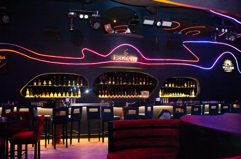 W BAR — Branding 7