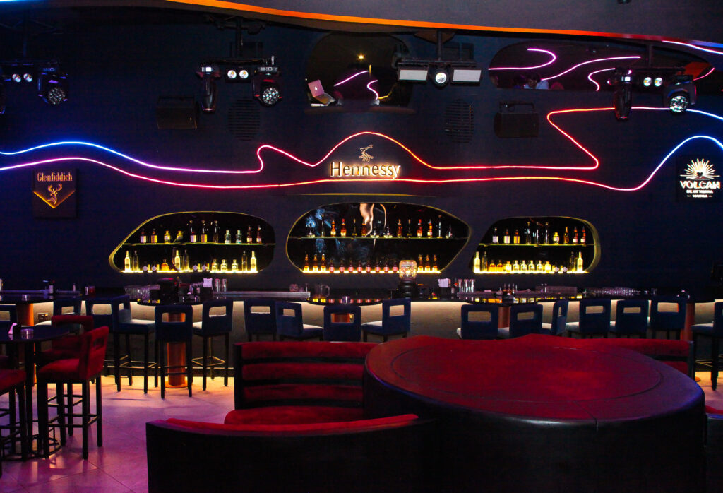 W BAR — Branding 8
