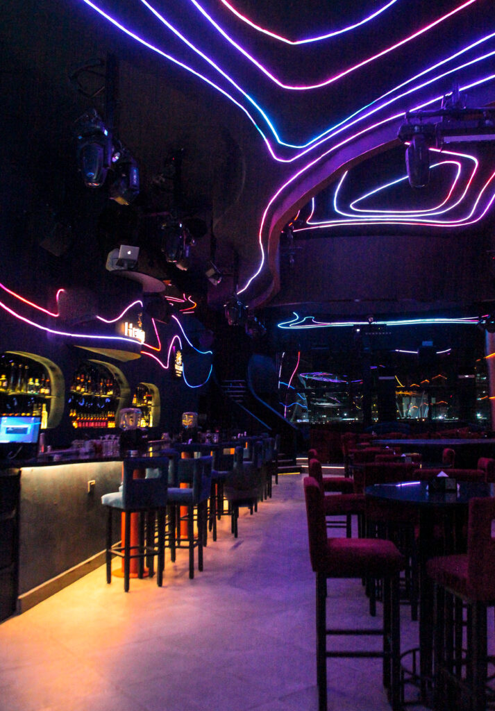 W BAR — Branding 9