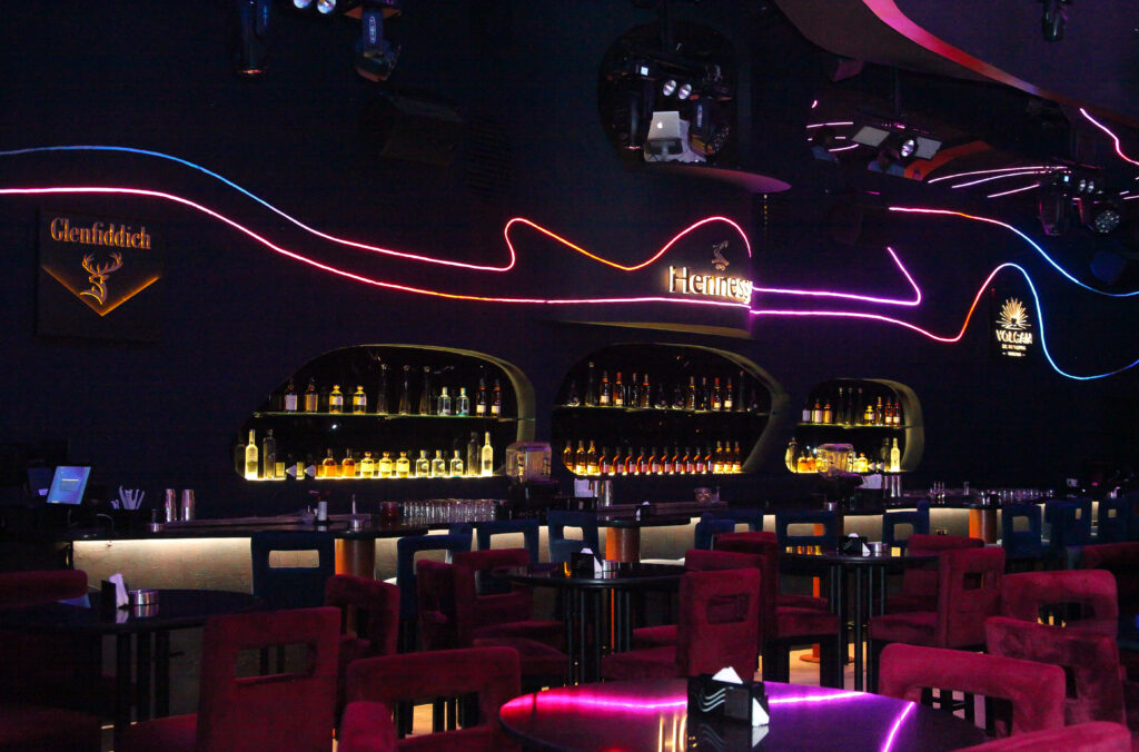 W BAR — Branding 10